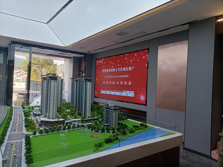 如今，在劍閣萬君佳城房地產售樓處，P2室內LED顯示屏憑借優越的可視性和強烈的視覺沖擊力，成為售樓處宣傳的得力助手。